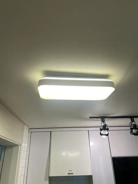 주방 상부장과 천장 조명 현장
