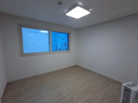 창문과 천장 조명이 있는 방 현장
