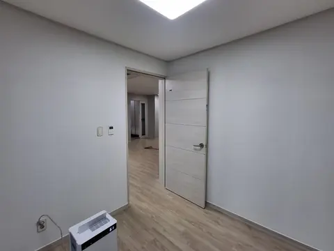 방문과 바닥 마감 현장